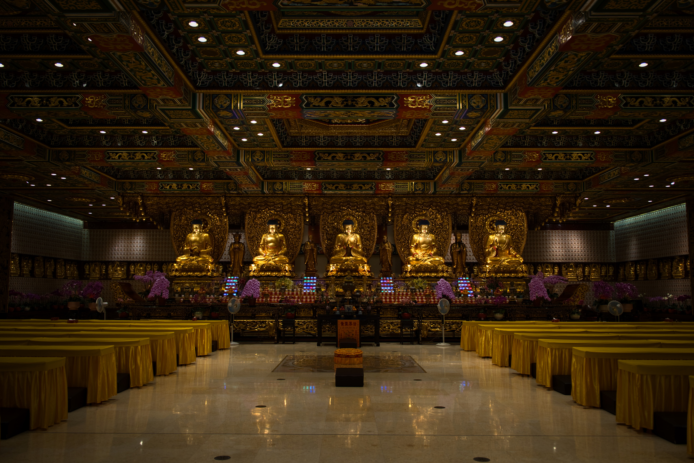 L'intérieur du monastère de Po Lin